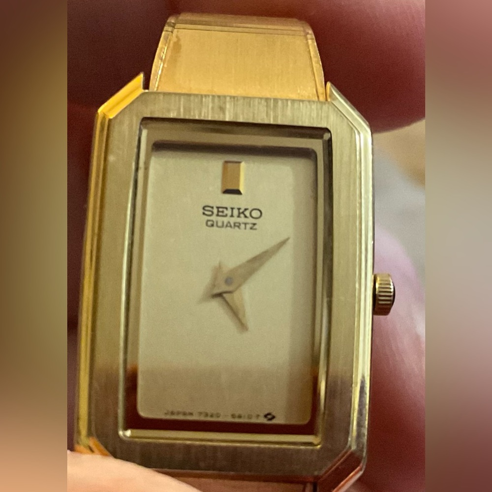 Seiko: Ladies quartz gold small square wrist watch